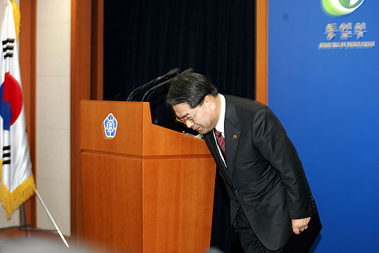 브리핑에 앞서 기자단에 인사하는 이재정 통일부장관. [사진-통일뉴스 김주영 기자]