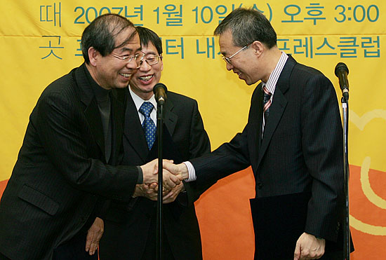 10일 '화해상생마당'을 주축으로 '보수.진보'인사가 모여 '2007종교시민사회단체인사 새해모임'을 연 가운데 (왼쪽부터)박원순 '아름다운재단' 상임이사, 박효종 '바른사회시민회의' 공동대표, 이석연 '뉴라이트 전국연합' 상임대표가 '국민께 드리는 글' 낭독을 마친 후 서로 손을 맞잡고 있다. [사진-통일뉴스 김주영 기자]