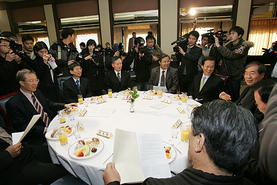 이른바 보수.진보 인사들이 한 테이블에 자리를 함께 하고 있다. [사진-통일뉴스 김주영 기자]