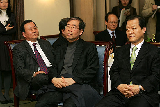 왼쪽부터 한반도선진화재단 박세일 이사장, 박원순 아름다운재단 상임이사, 최열 환경재단 대표가 각계 참가자들의 신년사를 듣고 있다. [사진-통일뉴스 김주영 기자]