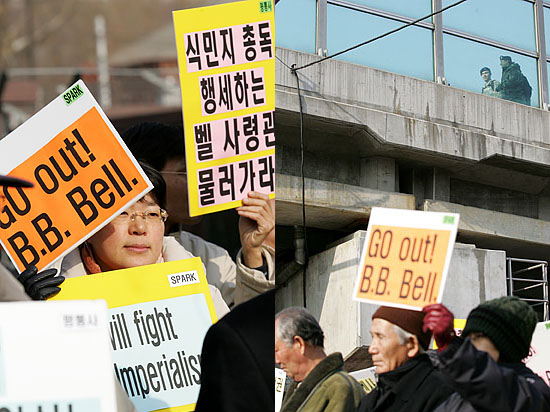 한미연합사 입구인 용산 미군기지 5번 게이트 인근 다리 위로 미군들이 지나가며 기자회견을 바라보고 있다.(오른쪽 사진)[사진-통일뉴스 김주영 기자]