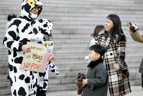 '한의대생들이 광우병 소로 변장한 까닭?'12일 오후2시 한미FTA 6차협상 서비스 분야에서 한국의 한의사와 미측의 침구술사의 상호 자격인정을 본격 논의하기로 한 가운데 한의대생들이 광화문 세종문화회관 앞에서 '광우병 소'로 변장하고 한미FTA를 반대하는 시민 캠페인을 벌이고 있다. [사진-통일뉴스 김주영 기자]