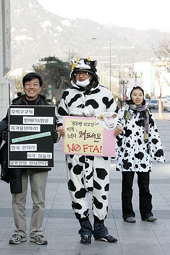 한의대생들은 캠페인을 마치고 오후 5시 광화문 열린시민공원에서 3,500명이 참가하는 한미FTA저지 한의학 대책위 결의대회를 진행할 예정이다. [사진-통일뉴스 김주영 기자]