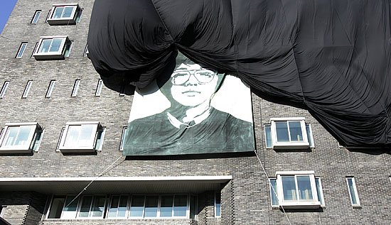 20년전 서울 남영동 대공분실(현 경찰청 인권보호센터)건물 앞에서 고문치사로 사망한 故박종철 20주기 추모제가 열린 가운데 대공분실 건물 위로 검은천이 올라가고 열사의 대형 초상이 드러나고 있다. 유난히 좁은 창문이 늘어선 층이 고문실이 있는 5층이다.[사진-통일뉴스 김주영 기자]