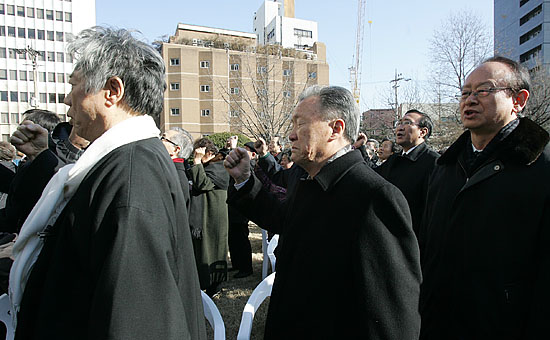 박종철 열사의 부친 박정기씨가 임을 향한 행진곡을 부르며 침통한 표정을 짓고 있다.(가운데) [사진-통일뉴스 김주영 기자]