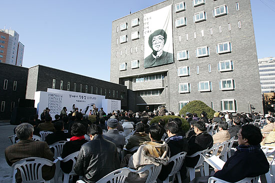 이날 20주기 추모제에는 500여명이 참석했다.[사진-통일뉴스 김주영 기자]