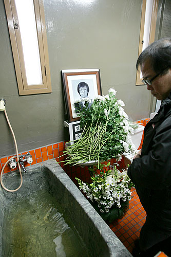 박종철 열사가 최후를 맞이한 대공분실 509호. 추모객이 헌화를 마치고 열사가 물고문 당했던 욕조를 바라보고 있다. [사진-통일뉴스 김주영 기자]