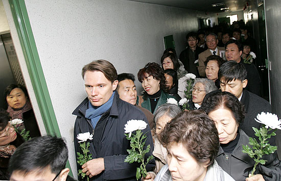 박종철 열사가 고문치사 당한 509호로 향하는 5층 복도에는 헌화객들로 가득찼다. [사진-통일뉴스 김주영 기자]