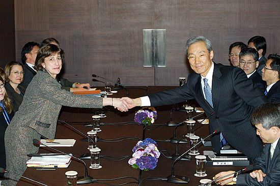 15일 오전 서울 신라호텔에서 한미 FTA 6차회담이 열린 가운데 웬디커틀러 미국측 수석대표와 김종훈 한국측 수석대표가 전체회의전 악수를 나누고 있다.[인터넷사진공동취재단-류승일 기자]