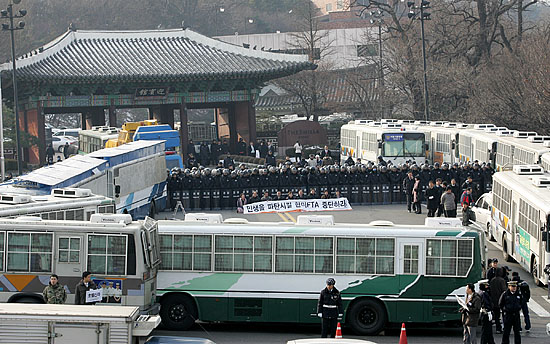 협상장인 신라호텔로 들어가는 입구가 경찰병력에 의해 원천봉쇄 된 가운데 민주노동당 국회의원들이 단식농성에 들어갔다.[사진-통일뉴스 김주영 기자]