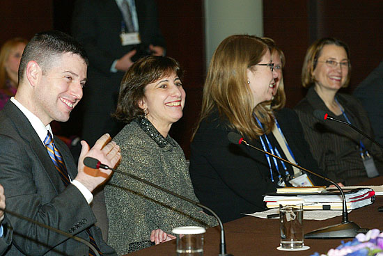 15일 오전 서울 신라호텔에서 한미 FTA 6차회담이 열린 가운데 웬디커틀러 미국측 수석대표가 김종훈 한국측 수석대표의 모두발언을 즐거운 표정으로 듣고있다.
[인터넷사진공동취재단-류승일 기자]