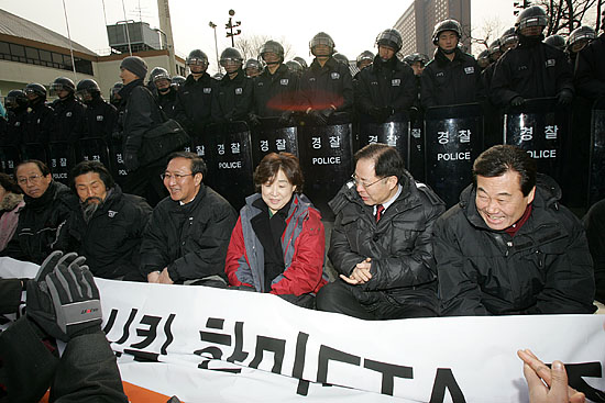 각계 대표자들이 민주노동당 국회의원들에게 지지와 격려의 박수를 보내고 있다.[사진-통일뉴스 김주영 기자]