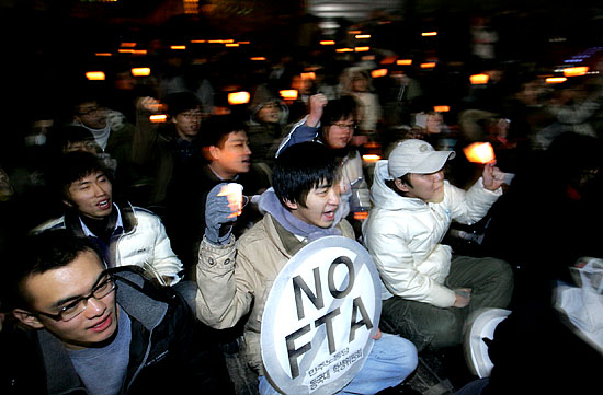 한미FTA6차협상 첫날인 15일 오후 6시, 협상장인 신라호텔 인근에서 대학생들이 '한미FTA저지 촛불문화제'를 진행하고 있다. [사진-통일뉴스 김주영 기자]