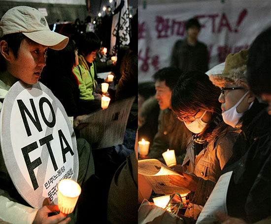 촛불문화제에 참가한 학생들이 '한미FTA반대'피켓을 들었다(왼쪽). 유인물을 유심히 읽고 있는 학생들(오른쪽). [사진-통일뉴스 김주영 기자]