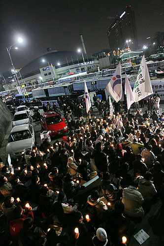 참가자들 뒤로 협상장인 신라호텔이 보인다.[사진-통일뉴스 김주영 기자]