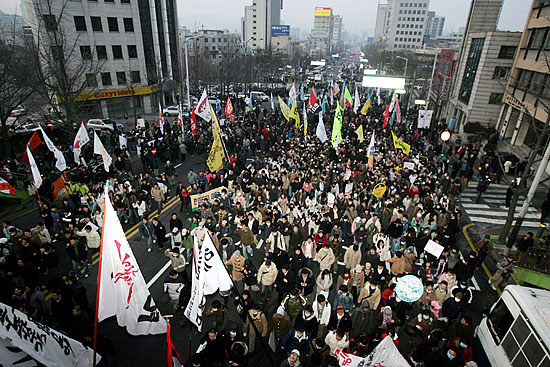 한미FTA협상 이틀째인 16일, '한미FTA저지범국민대회'가 열린 가운데 5천여명의 참가자들이 협상장인 신라호텔로 향하는 퇴계로를 가득 메운채 행진을 벌이고 있다. [사진-통일뉴스 김주영 기자]