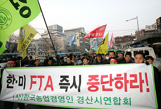 농민대오가 대학로를 지나 협상장으로 향하고 있다.[사진-통일뉴스 김주영 기자]