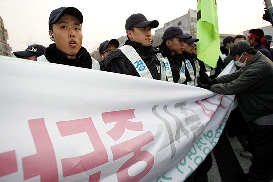 협상장으로 향하던 농민대오는 종로5가 사거리에서 경찰병력과 잠시 실랑이를 벌였으나 충돌없이 도로로 행진을 진행했다. [사진-통일뉴스 김주영 기자]