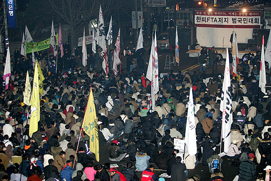 오후 6시경, 신라호텔 인근 도로를 점거한 채 정리집회를 진행하는 5천여 범국민대회 참가자들. [사진-통일뉴스 김주영 기자]