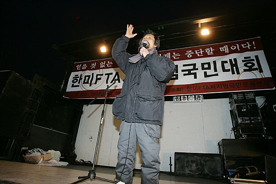 정리집회 발언에 나선 민주노동당 강기갑 의원[사진-통일뉴스 김주영 기자]