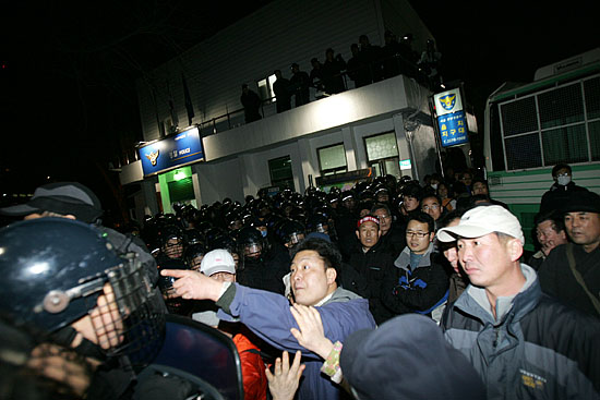 오후 7시경, 정리집회를 마치고 '한미FTA저지 3대종단 기도회'에 참가하기 위해 협상장 인근 장충단 공원으로 향하던 시위대가 경찰에 가로막힌 채 실랑이를 벌이고 있다. [사진-통일뉴스 김주영 기자]