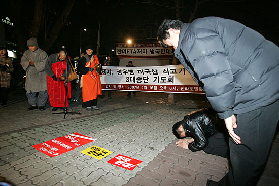 오후 7시경, 장충당공원에서 '한미FTA저지 3대종단 기도회'가 열린 가운데 불교계 지도자들이 협상장을 향해 염불을 외고 있다.  [사진-통일뉴스 김주영 기자]