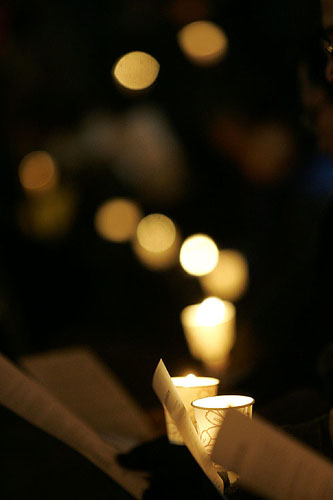 오후 8시경, 기도회를 마친 참가자들은 '한미FTA저지 문화제'를 이어가기 위해 촛불을 밝혔다. [사진-통일뉴스 김주영 기자]