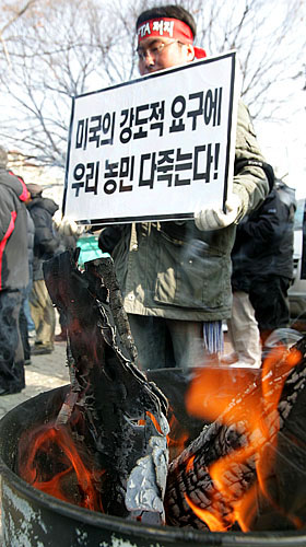 17일 낮 12시 30분경, 한미FTA협상 사흘째를 맞은 가운데 협상장인 신라호텔 인근 장충당공원에서 '한미FTA저지 농민결의대회'가 열렸다.  [사진-통일뉴스 김주영 기자]