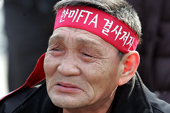 결의대회 도중 주저 앉아 울먹이는 농민. [사진-통일뉴스 김주영 기자]