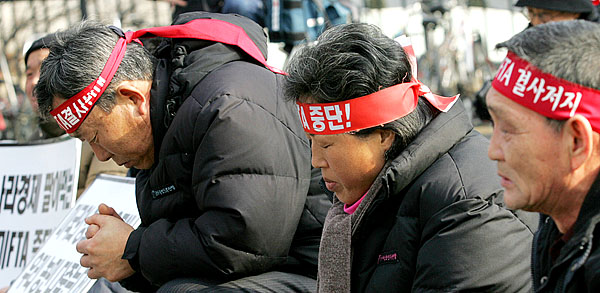 결의대회에 참가한 농민들이 침통한 표정을 짓고 있다. [사진-통일뉴스 김주영 기자]