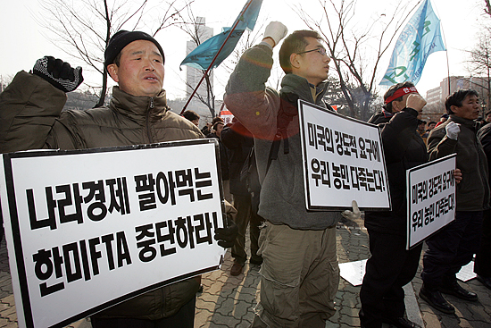 농민들이 신라호텔을 향해