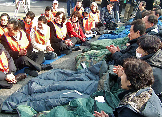 한편, 17일 오전 '한미FTA저지영화인대책위' 소속 영화인들이 신라호텔 입구에서 노숙농성을 벌이고 있는 민주노동당 국회의원들을 방문해 지지의사를 전했다. [사진-통일뉴스 정명진 기자]