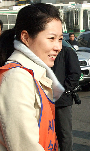 농성장을 찾은 영화배우이자 민노당원인 문소리씨. [사진-통일뉴스 정명진 기자]