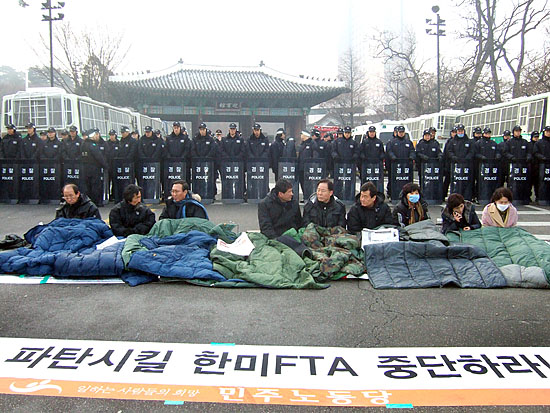 노숙농성 사흘째를 맞은 민주노동당 국회의원들.[사진-통일뉴스 김주영 기자]