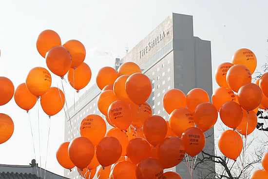 '협상장을 향해 날아오른 풍선들' 한미FTA협상 나흘째를 맞은 16일 오전, 협상장 입구에서 농성을 벌이고 있는 민주노동당 국회의원들이 협상장을 향해 날린 '한미FTA저지 풍선' 들이 협상장 위로 날아오르고 있다. [사진-통일뉴스 김주영 기자]