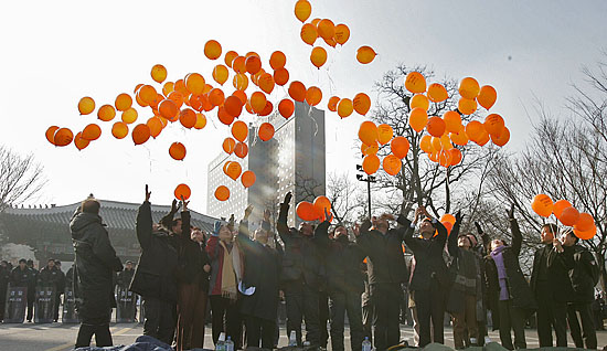 '한미FTA저지 풍선'을 날리는 민주노동당 국회의원들. 사진-통일뉴스 김주영 기자]