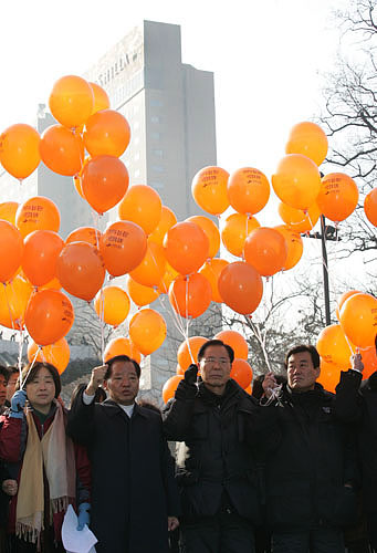 이날 민주노동당 의원들의 노숙 농성장에는 김태홍 의원, 임종인 의원 등 열린우리당 국회의원들이 함께 했다.[사진-통일뉴스 김주영 기자]