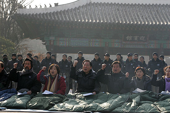 '한미FTA저지 풍선날리기'퍼포먼스를 마친 민주노동당 의원들이 단식 나흘째를 맞아 기자회견을 열열고 있다.  [사진-통일뉴스 김주영 기자]