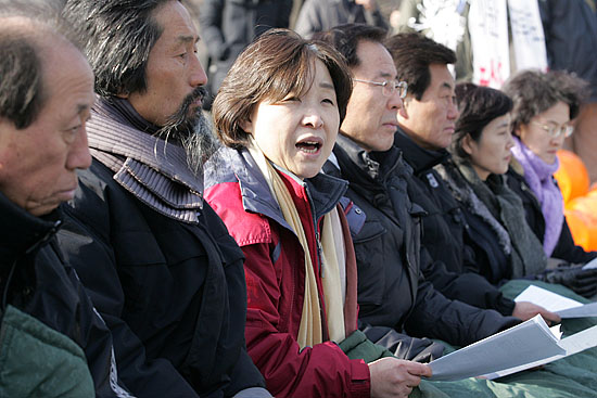 민주노동당 심상정 국회의원이 노숙 단식농성 나흘째를 맞은 의원들의 입장을 전하고 있다.[사진-통일뉴스 김주영 기자]