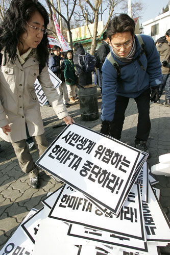 선전전을 나가기 앞서 피켓을 챙기는 상근자들. [사진-통일뉴스 김주영 기자]