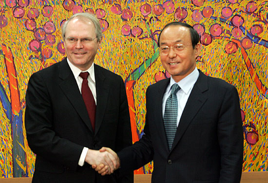 19일 오후 4시 서울 도렴동 외교부청사 장관접견실에서 송민순 외교통상부 장관과 최근 베를린에서 김계관 6자회담 북측 수석대표와 접촉하고 온 크리스토퍼 힐 미 국무무 동아태차관보가 만나 악수를 나누고 있다.[사진-통일뉴스 김주영 기자]