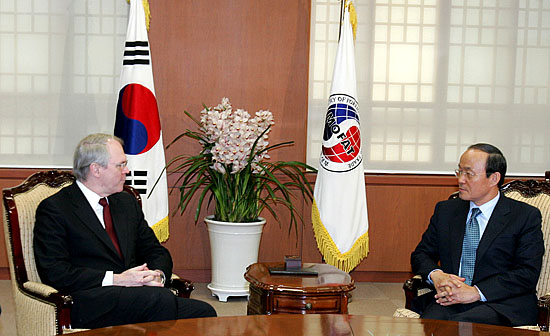 대화 나누는 크리스토퍼 힐 미 국무무 동아태차관보와 송민순 외교통상부 장관. [사진-통일뉴스 김주영 기자]