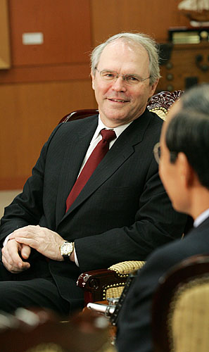 송민순 외교통상부 장관과 대화를 나누는 힐 차관보의 표정이 밝다.[사진-통일뉴스 김주영 기자]