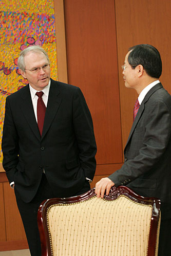 송민순 외교통상부 장관을 기다리며 대화를 나누고 있는 천영우 외교통상부 한반도평화교섭본부장과 힐 차관보 . [사진-통일뉴스 김주영 기자]