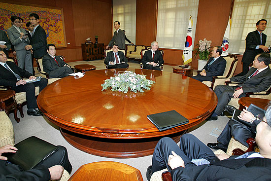 19일 오후 4시 15분 도렴동 외교부청사 장관접견실에서 송민순 외교통상부 장관과 힐 미 국무부 차관보가 대화를 나누고 있다. [사진-통일뉴스 김주영 기자]