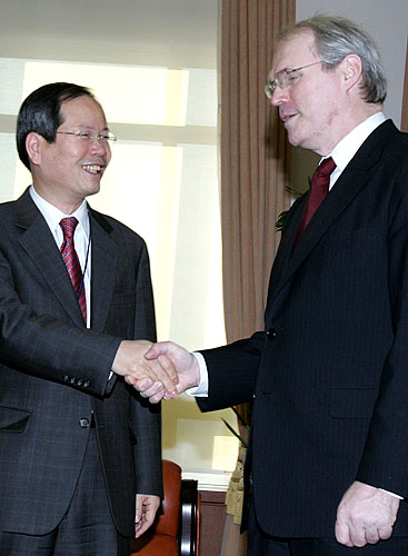 19일 오후 4시 장관면담에 앞서 천영우 외교통상부 한반도평화교섭본부장이 크리스토퍼 힐 미 국무부 차관보와 만나 악수하고 있다.[사진-통일뉴스 김주영 기자]