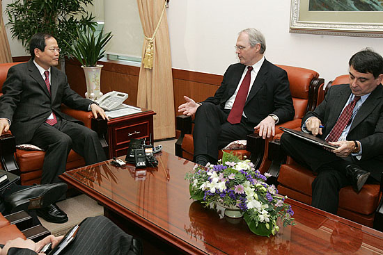 19일 오후 4시 장관면담에 앞서 천영우 외교통상부 한반도평화교섭본부장이 크리스토퍼 힐 미 국무부 차관보와 만나 짧은 대화를 나누고 있다. [사진-통일뉴스 김주영 기자]