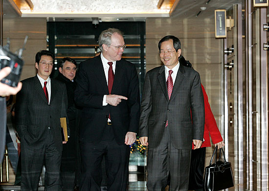 19일 오후 8시 6자회담 미측 수석대표인 크리스토퍼 힐 미 국무부 차관보와 우리측 수석대표 천영우 한반도평화교섭본부장이 서울 소공동 롯데호텔에서 만찬회동을 마치고 나오며 대화를 나누고 있다.[사진-통일뉴스 김주영 기자]