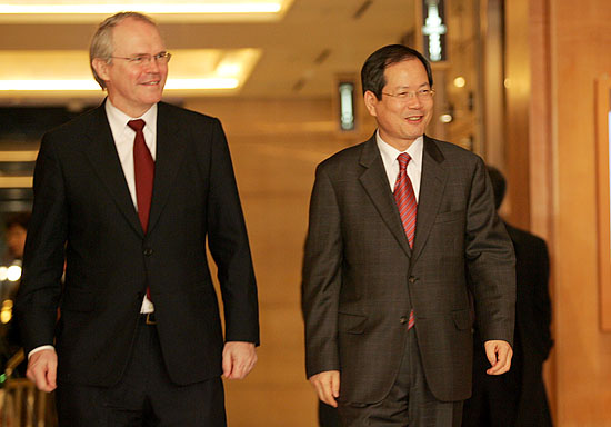 만찬회동을 마친 한.미 양측 6자회담 수석대표가 기자회견 장소인 호텔 로비에 가득찬 취재진을 바라보고 있다.[사진-통일뉴스 김주영 기자]