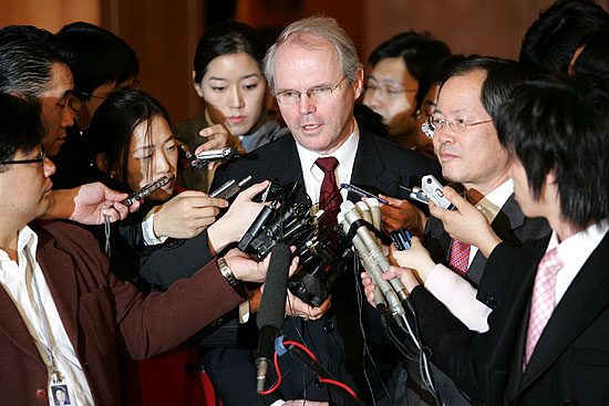 19일 오후 8시 6자회담 미측 수석대표인 크리스토퍼 힐 미 국무부 차관보와 우리측 수석대표 천영우 한반도평화교섭본부장이 서울 소공동 롯데호텔에서 만찬회동을 마치고 로비에서 기자회견을 연 가운데 힐 차관보가 기자들의 질문에 답하고 있다. [사진-통일뉴스 김주영 기자]